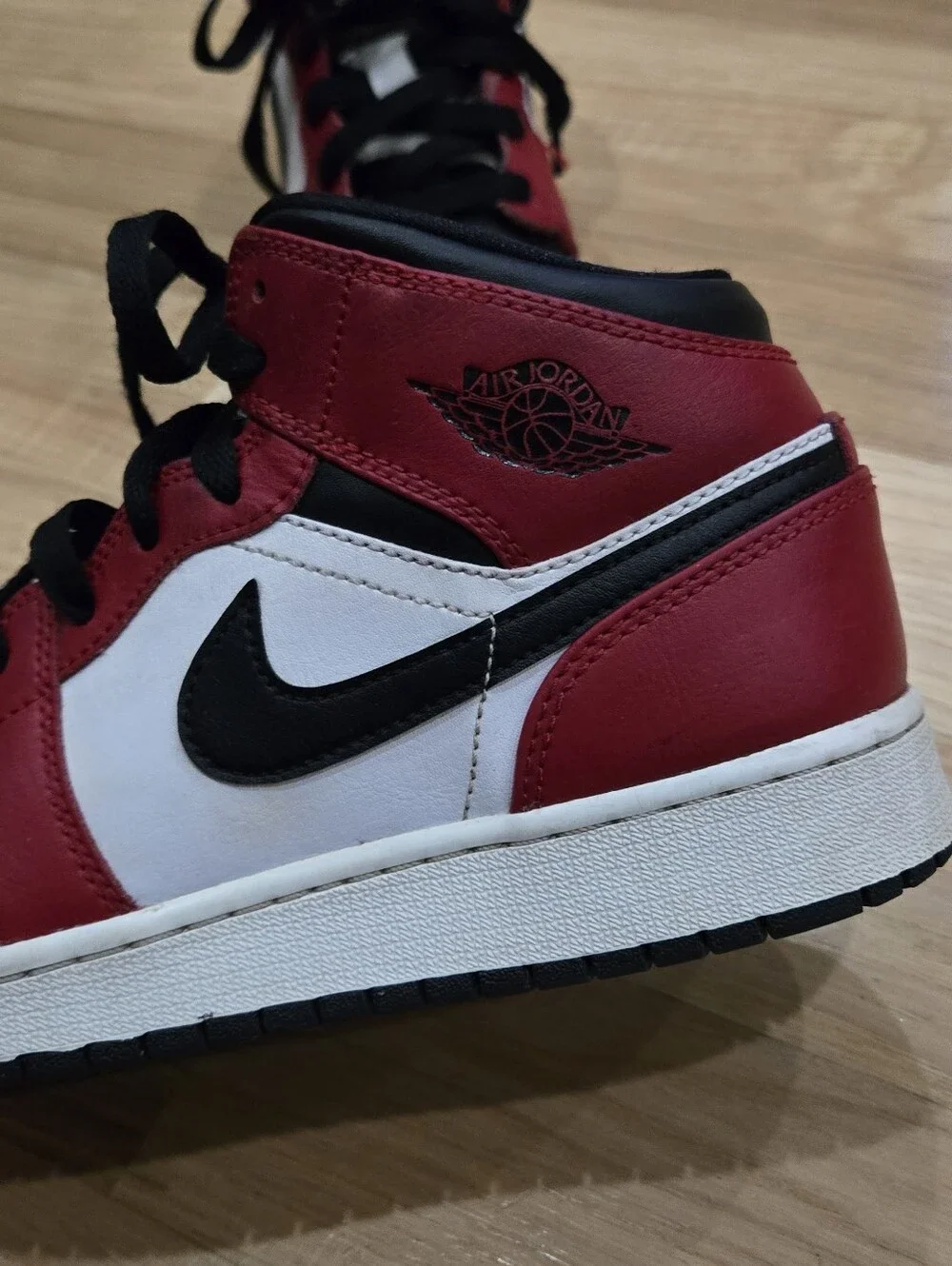 Jordan 1 Mid Chicago Black Toe High-Top Sneakers US 5.5